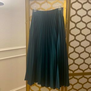 Zara deep forest green color skirt pleaded